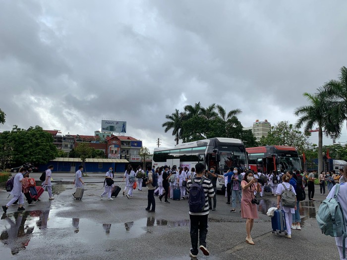 Ngay sau buổi lễ Đoàn cán bộ, giảng viên lên xe tiến về chi viện cho Bắc Giang (Ảnh: CTV)