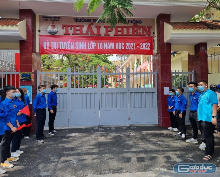 Các thí sinh dự thi môn Ngữ Văn tại điểm Trường Trung học phổ thông Thái Phiên (Ảnh: Phương Linh)
