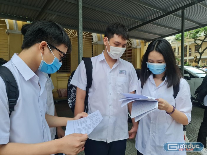 Tại điểm thi Trường Trung học cơ sở Ngô Quyền (quận Lê Chân, Hải Phòng), học sinh có mặt từ sớm để chuẩn bị đồ dùng học tập, thảo luận kiến thức trước khi vào phòng thi (Ảnh: Lã Tiến)
