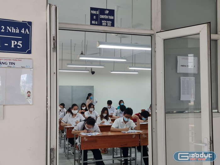 Phụ huynh và học sinh nộp hồ sơ nhập học Trường Trung học phổ thông chuyên Trần Phú vào ngày 5//2021 (Ảnh: Lã Tiến)