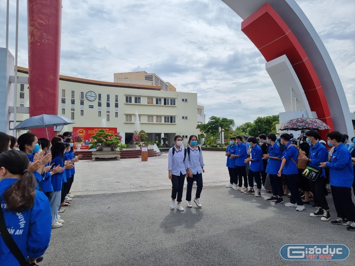 Lực lượng thanh niên tình nguyện có mặt tại cổng trường đảm bảo không gian cho các thí sinh rời điểm thi an toàn (Ảnh: Phương Linh)