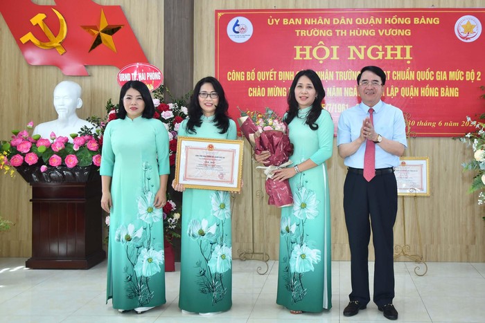 Ông Lê Khắc Nam - Phó Chủ tịch Ủy ban nhân dân thành phố Hải Phòng trao Quyết định công nhận đạt chuẩn Quốc gia mức độ 2 cho Trường Tiểu học Hùng Vương (Ảnh: AK)