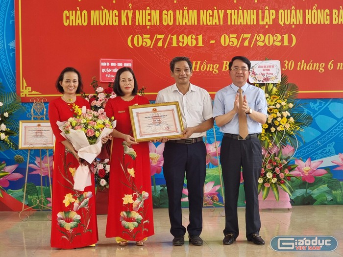 Trường Trung học cơ sở Quán Toan được trao Quyết định công nhận đạt chuẩn Quốc gia mức độ 2 (Ảnh: Phương Linh)
