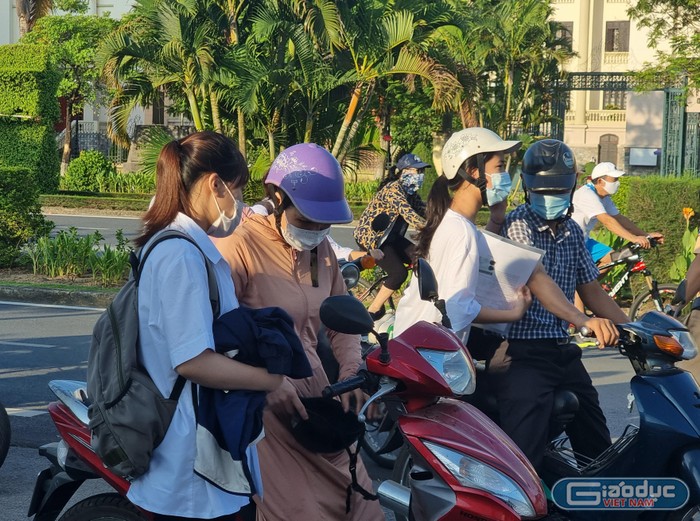 Theo ghi nhận của Tạp chí điện tử Giáo dục Việt Nam, từ 6h20&apos; sáng ngày 7/7, rất đông học sinh đã có mặt tại điểm thi Trường Trung học phổ thông chuyên Trần Phú (Ảnh: Phương Linh)