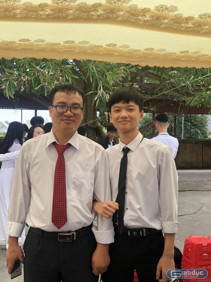 Trần Cao Sơn cùng thầy giáo chủ nhiệm cấp 3 (Ảnh: NVCC)