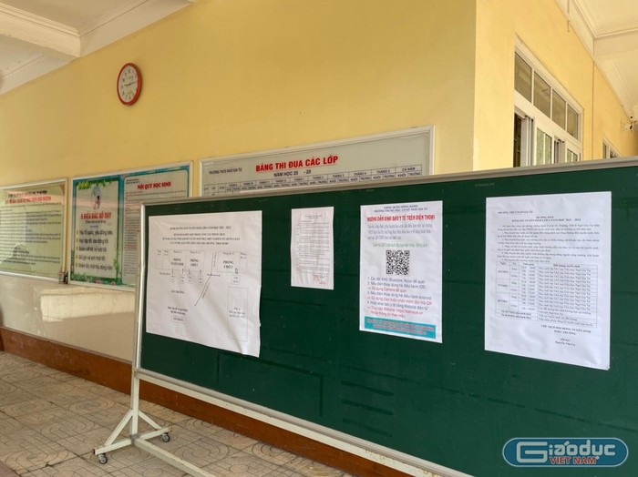 Ghi nhận thêm tại Trường Trung học cơ sở Ngô Gia Tự (quận Hồng Bàng, Hải Phòng), nhà trường chuẩn bị bảng hướng dẫn phụ huynh quy trình nộp hồ sơ ngay tại khu vực cổng trường (Ảnh: Phương Linh)