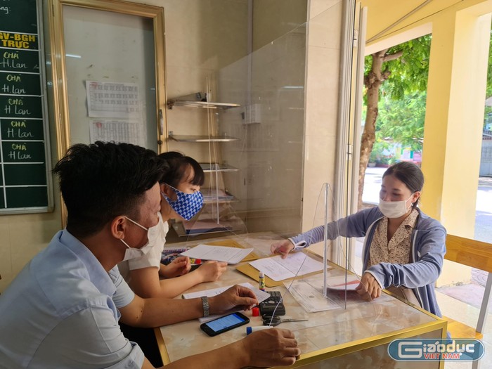 Còn tại Trường Trung học cơ sở Phan Bội Châu (quận Hồng Bàng, Hải Phòng), trên tổng số 45 chỉ tiêu tuyển sinh do quận giao, trong sáng 26/7, nhà trường đã tiếp nhận 7 hồ sơ trực tuyến và hơn chục hồ sơ nộp trực tiếp tại trường (Ảnh: Lã Tiến)