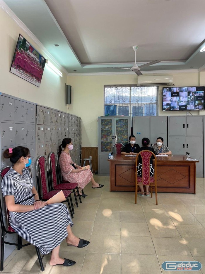 Trường Trung học cơ sở Tô Hiệu (quận Lê Chân) trong ngày đầu tiên triển khai tuyển sinh đầu cấp năm học 2021 – 2022 đảm bảo phụ huynh tới trường đúng theo khung giờ đã được thông báo (Ảnh: Lã Tiến)