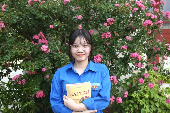 Trần Nguyễn Huyền Nhi luôn nỗ lực học tập và trở thành học sinh đầu tiên đạt điểm 10 thi tốt nghiệp của Trường Trung học phổ thông Cô Tô (Ảnh: CTV)