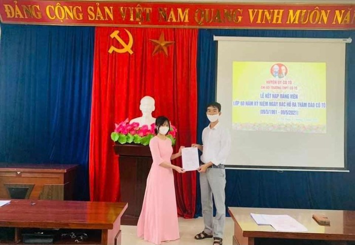 Huyền Nhi là một đảng viên trẻ, tấm gương sáng học tập để các thế hệ học sinh huyện đảo Cô Tô noi theo (Ảnh: CTV)
