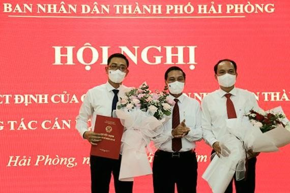 Ông Nguyễn Văn Tùng, Chủ tịch Ủy ban nhân dân thành phố Hải Phòng tặng hoa chúc mừng tân Giám đốc Sở Giáo dục và Đào tạo (bên trái), nguyên Giám đốc Sở Giáo dục và Đào tạo (bên phải) (Ảnh: LT)