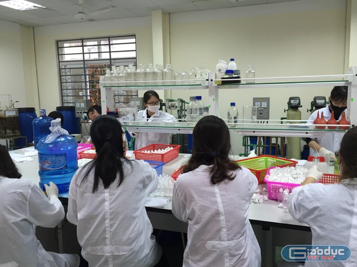 Giảng viên, sinh viên bộ môn Hóa cùng nhau sản xuất nước sát khuẩn tay phục vụ công tác phòng, chống Covid-19 của nhà trường (Ảnh: NVCC)