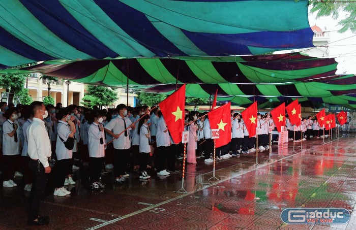 Học sinh khối lớp 10 Trường Trung học phổ thông Trần Nguyên Hãn dự khai giảng năm học mới (Ảnh: NMQ)
