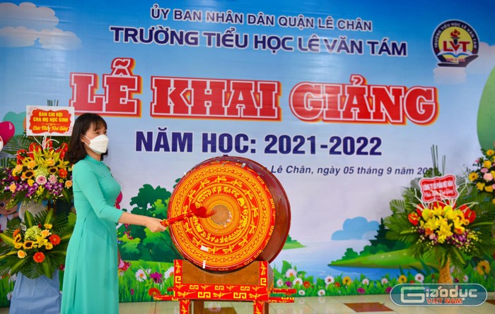 Cô giáo Nguyễn Thị Minh Khoa, Hiệu trưởng Trường Tiểu học Lê Văn Tám (quận Lê Chân) đánh trống khai trường (Ảnh: MK)