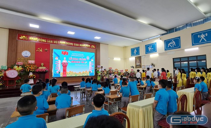 Trường Tiểu học Chu Văn An (quận Ngô Quyền, Hải Phòng) tổ chức khai giảng trong nhà đa năng với sự tham gia của các thầy cô giáo và 452 em học sinh khối 1 tham dự (Ảnh: LT)