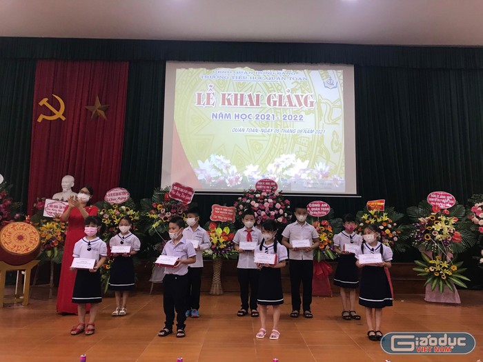 Lãnh đạo quận Hồng Bàng, phường Quán Toan và Trường Tiểu học Quán Toan tặng quà các em học sinh khối 1 có hoàn cảnh khó khăn (Ảnh: PL)