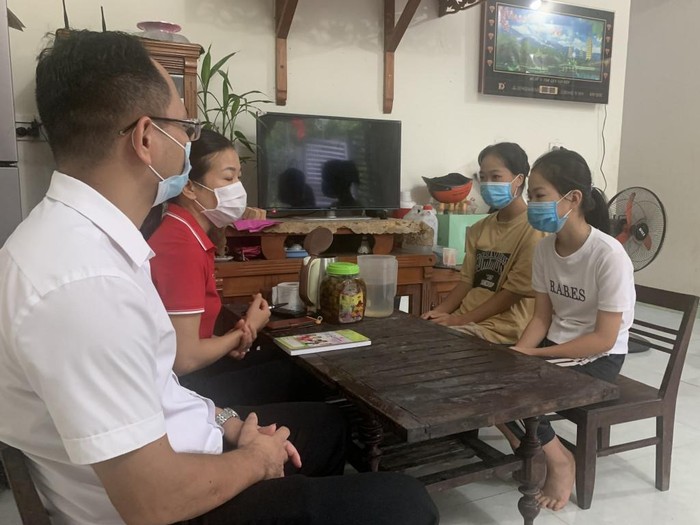 Người dân xã Điền Xá bày tỏ sự kính trọng bởi nỗ lực không mệt mỏi của cô giáo Đinh Thị Gái trong việc vận động cho trẻ đến trường (Ảnh: CTV)