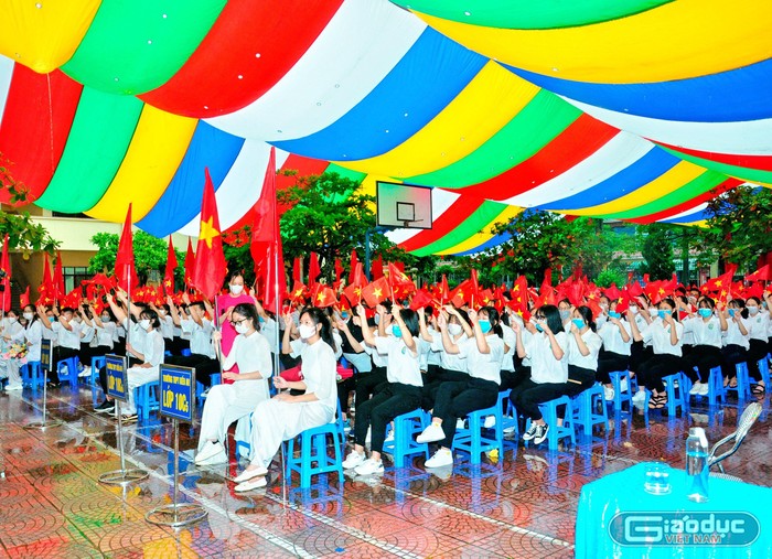 Học sinh lớp 10 Trường Trung học phổ thông Kiến An dự lễ khai giảng của trường (Ảnh: Nhà trường cung cấp)