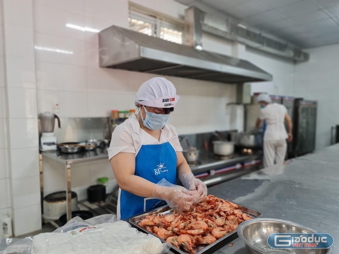 Bếp ăn trường Mầm non Phan Bội Châu đảm bảo tuân thủ nguyên tắc bếp ăn một chiều (ảnh: Phương Linh)