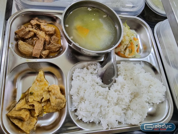 Suất ăn trưa của học sinh trường Tiểu học Đông Sơn (ảnh: Phương Linh)
