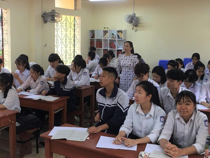 Cô giáo Vũ Thị Trang tích cực đưa phương pháp dạy học theo chủ đề tích hợp trong giảng dạy bộ môn Giáo dục công dân (ảnh: CTV)