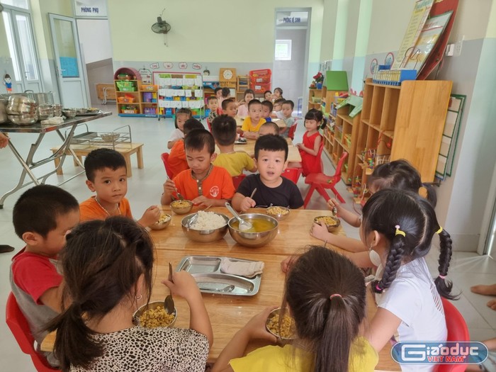 Bữa ăn của trẻ tại Trường mầm non Dương Quan chụp cuối tháng 9/2021(Ảnh: Lã Tiến)