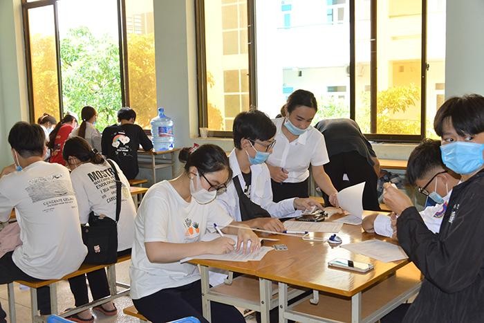Sinh viên trường Đại học Hàng Hải Việt Nam đăng ký tiêm vắc xin phòng Covid-19.