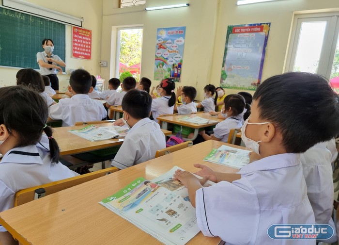 Cô giáo Hà đặc biệt quan tâm và giúp đỡ nhiều học sinh có khiếm khuyết hòa đồng khi tới trường (Ảnh: Phương Linh