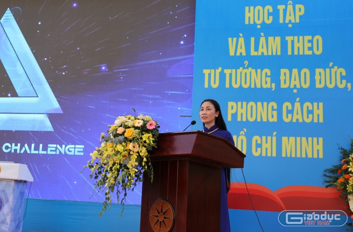 Cô giáo Nguyễn Thị Lệ - Hiệu trưởng trường Trung học phổ thông Kiến An phát biểu khai mạc cuộc thi (Ảnh: Phương Linh)