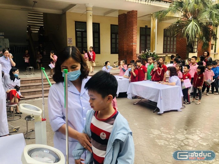 Trường Tiểu học Lê Văn Tám tổ chức kiểm tra sức khỏe định kỳ cho học sinh (Ảnh: MK)