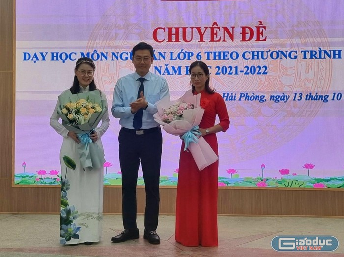 Giám đốc Sở Giáo dục và Đào tạo Bùi Văn Kiệm tặng hoa cho hai giáo viên thực hiện tiết dạy minh họa môn Ngữ văn lớp 6 (Ảnh: Phương Linh)