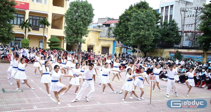 Học sinh khối 10 tham gia thi bài nhảy khiêu vũ Chachacha (Ảnh: Phương Linh)