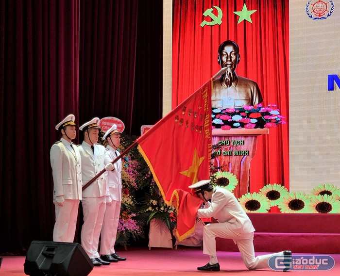 Nghi lễ tuyên thệ nhận nhiệm vụ của Đội danh dự sinh viên K62 (Ảnh: Phương Linh)