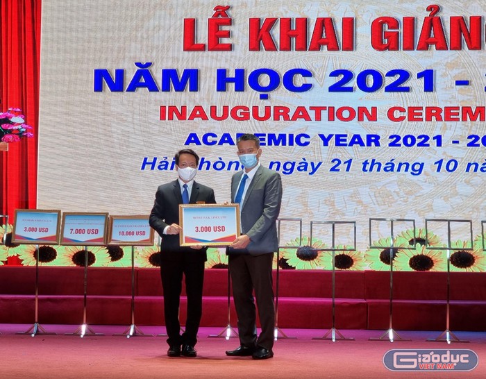 Phó Giáo sư, Tiến sĩ Nguyễn Thanh Sơn - Phó Hiệu trưởng nhà trường tiếp nhận học bổng tài trợ từ các đối tác (Ảnh: Phương Linh)