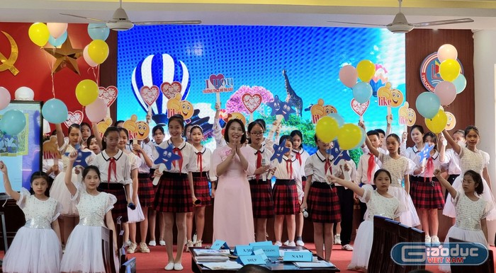 Cô và trò trường Trung học cơ sở Võ Thị Sáu biểu diễn bài hát &quot;Những ước mơ&quot; (Ảnh: Phương Linh)