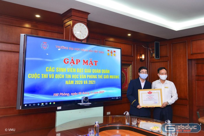 Phó giáo sư, Tiến sĩ Phạm Xuân Dương tặng giấy khen cho em Nguyễn Đức Phát (Ảnh: CTV)