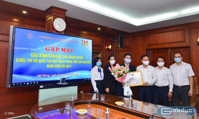 Ban giám hiệu Trường Đại học Hàng hải Việt Nam chúc mừng em Nguyễn Đức Phát và giáo viên hướng dẫn (Ảnh: CTV)