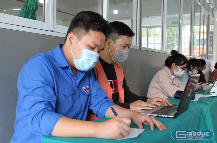 Em Nguyễn Tòng Nhất tham gia hiến máu lần thứ 11 (Ảnh: Phương Linh)