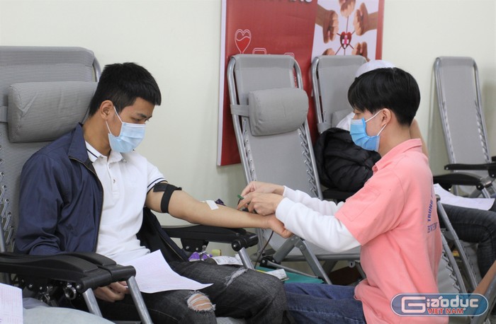Sinh viên hào hứng tham gia hiến máu cứu người (Ảnh: Phương Linh)