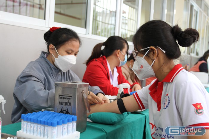 Sinh viên khám sàng lọc trước khi tham gia hiến máu (Ảnh: Phương Linh)