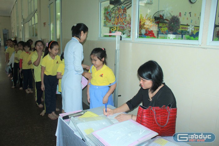 Học sinh trường Tiểu học Đinh Tiên Hoàng được thăm khám sức khỏe định kỳ hàng năm (Ảnh: CTV)