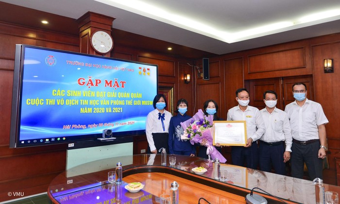 Ban giám hiệu Trường Đại học Hàng hải Việt Nam chúc mừng em Thái Bảo Ngọc và các giảng viên hướng dẫn (Ảnh: CTV)