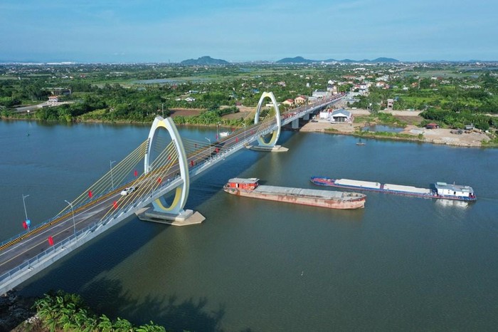 Cầu Quang Thanh là công trình tiêu biểu, có ý nghĩa cao đẹp thể hiện tình đoàn kết hữu nghị hợp tác giữa Đảng bộ, chính quyền và nhân dân thành phố Hải Phòng với tỉnh Hải Dương. (Ảnh: Nguyễn Hồng Phong)