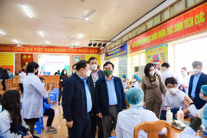 Lãnh đạo quận Hồng Bàng tới thăm và động viên học sinh tham gia đợt tiêm đầu tiên (Ảnh: PL)