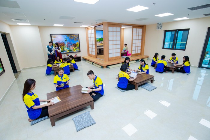Sinh viên học tập tại không gian văn hóa Hàn Quốc (Ảnh: NTCC)