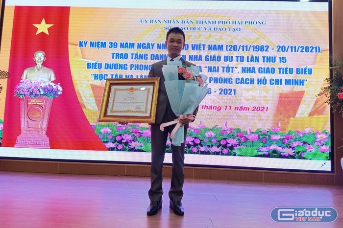 Thầy giáo Nguyễn Minh Hải được Chủ tịch nước Cộng hòa xã hội Chủ nghĩa Việt Nam phong tặng danh hiệu “Nhà giáo Ưu tú” (Ảnh: NVCC)