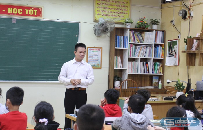 Thầy giáo Nguyễn Minh Hải luôn đi đầu trong phong trào ứng dụng công nghệ thông tin trong công tác quản lý và giảng dạy (ảnh: PL)