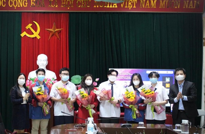 Ban giám hiệu nhà trường tặng hoa, khen thưởng các thành viên trong đội thi (Ảnh: NTCC)
