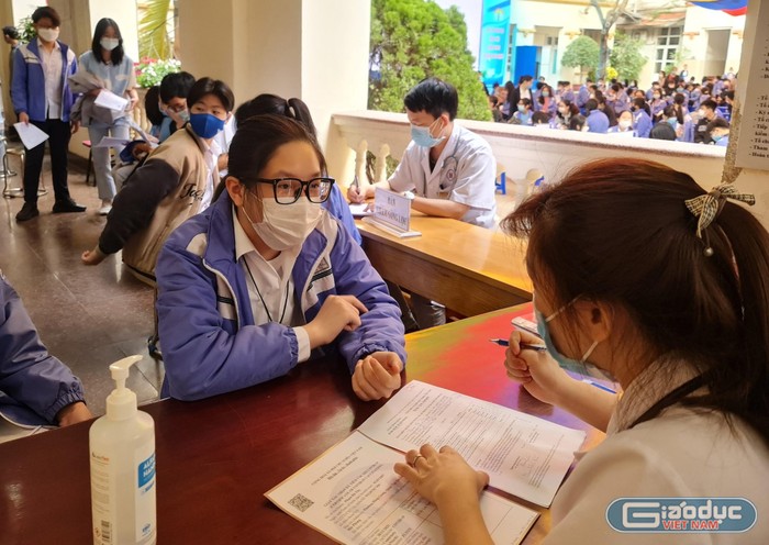 Ghi nhận của phóng viên Tạp chí Điện tử Giáo dục Việt Nam tại các điểm tiêm cho thấy, việc tổ chức tiêm được bố trí trật tự. (Ảnh: Lã Tiến)