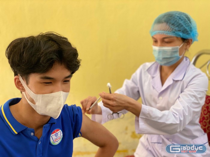 Ngày 27/11, Trường Trung học phổ thông Hàng Hải có 960 học sinh được tiêm vắc xin phòng Covid-19 (Ảnh: Lã Tiến)